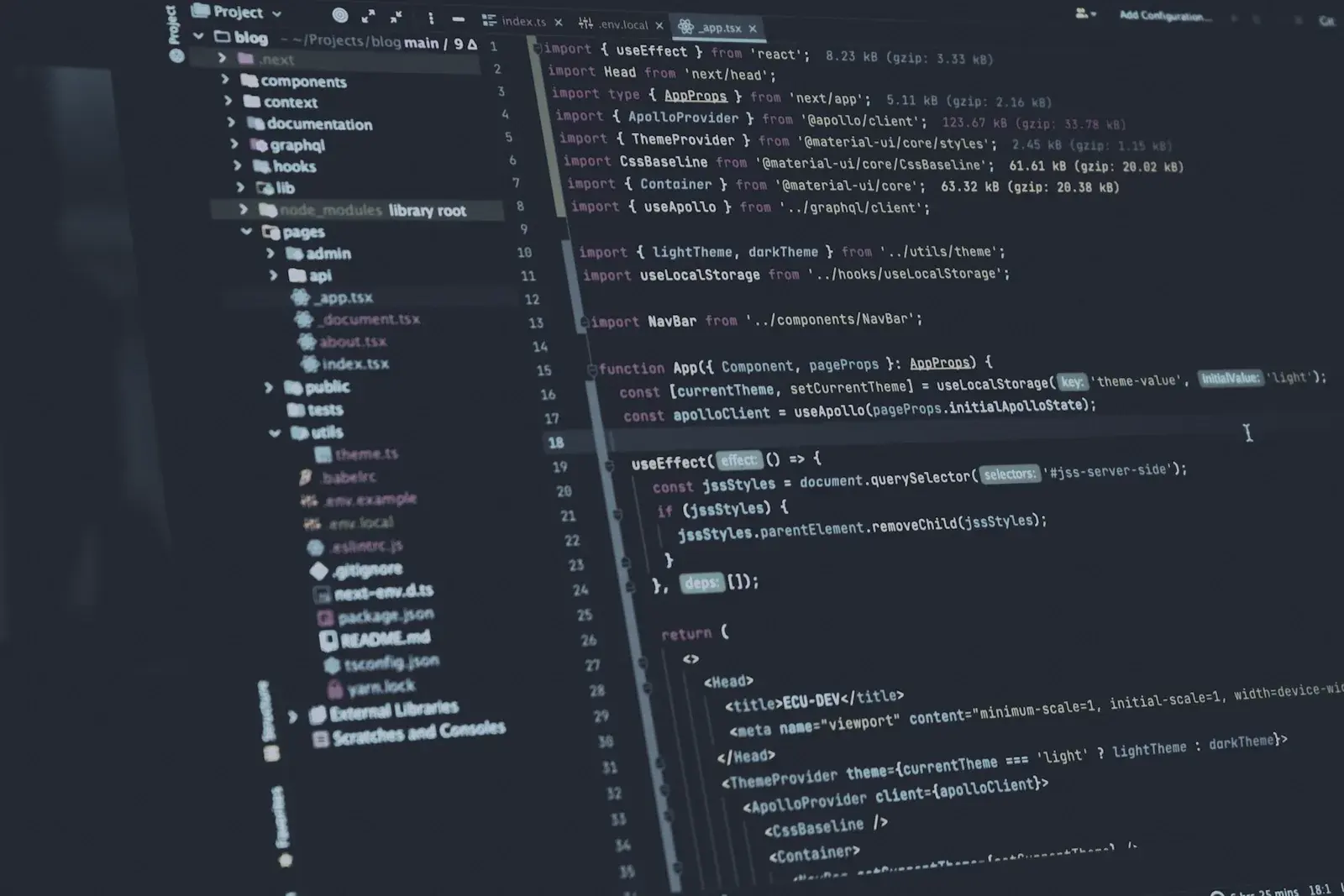 Éditeur de code affichant du source sur fond sombre