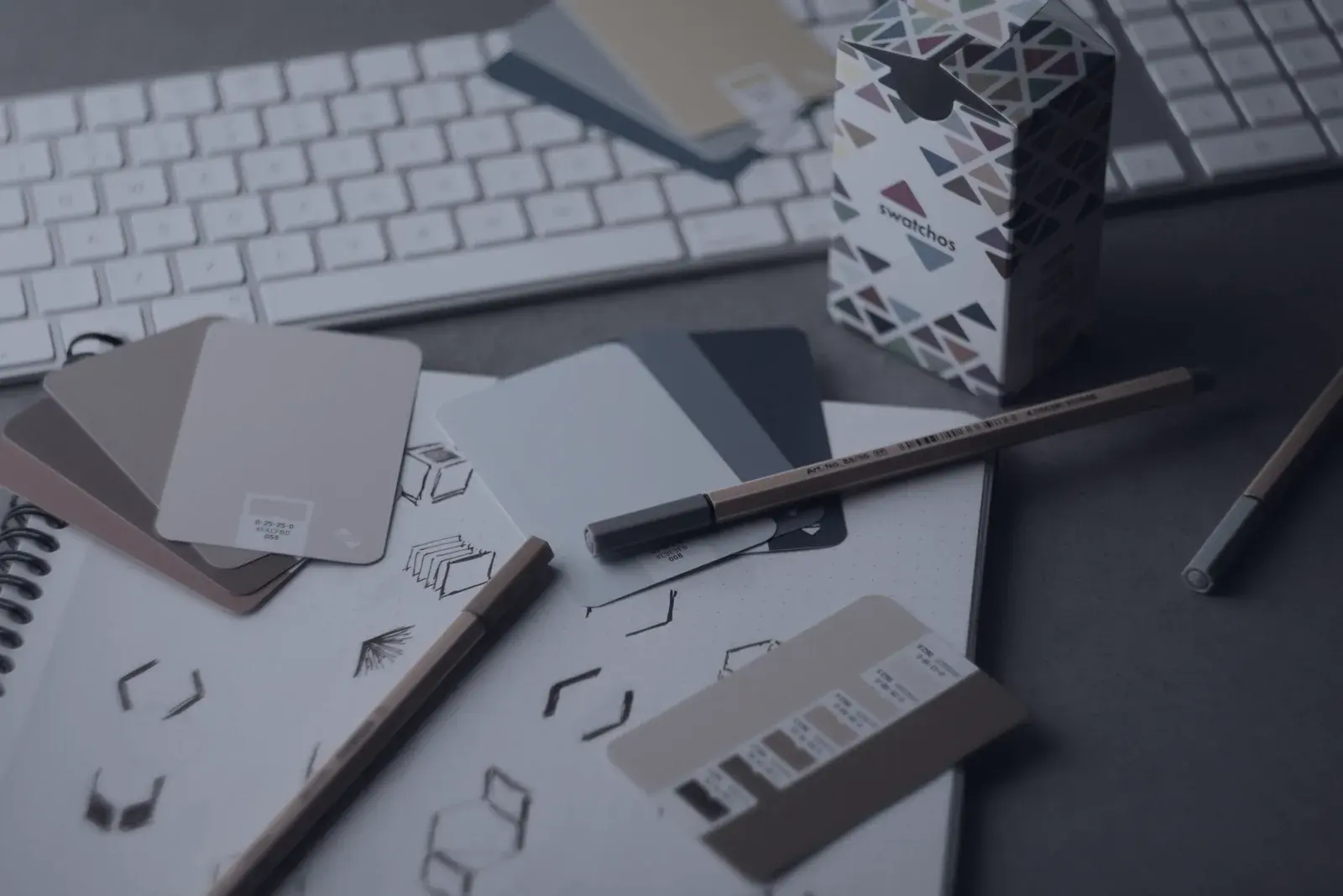 Bureau de graphiste avec nuancier, crayons et tablette