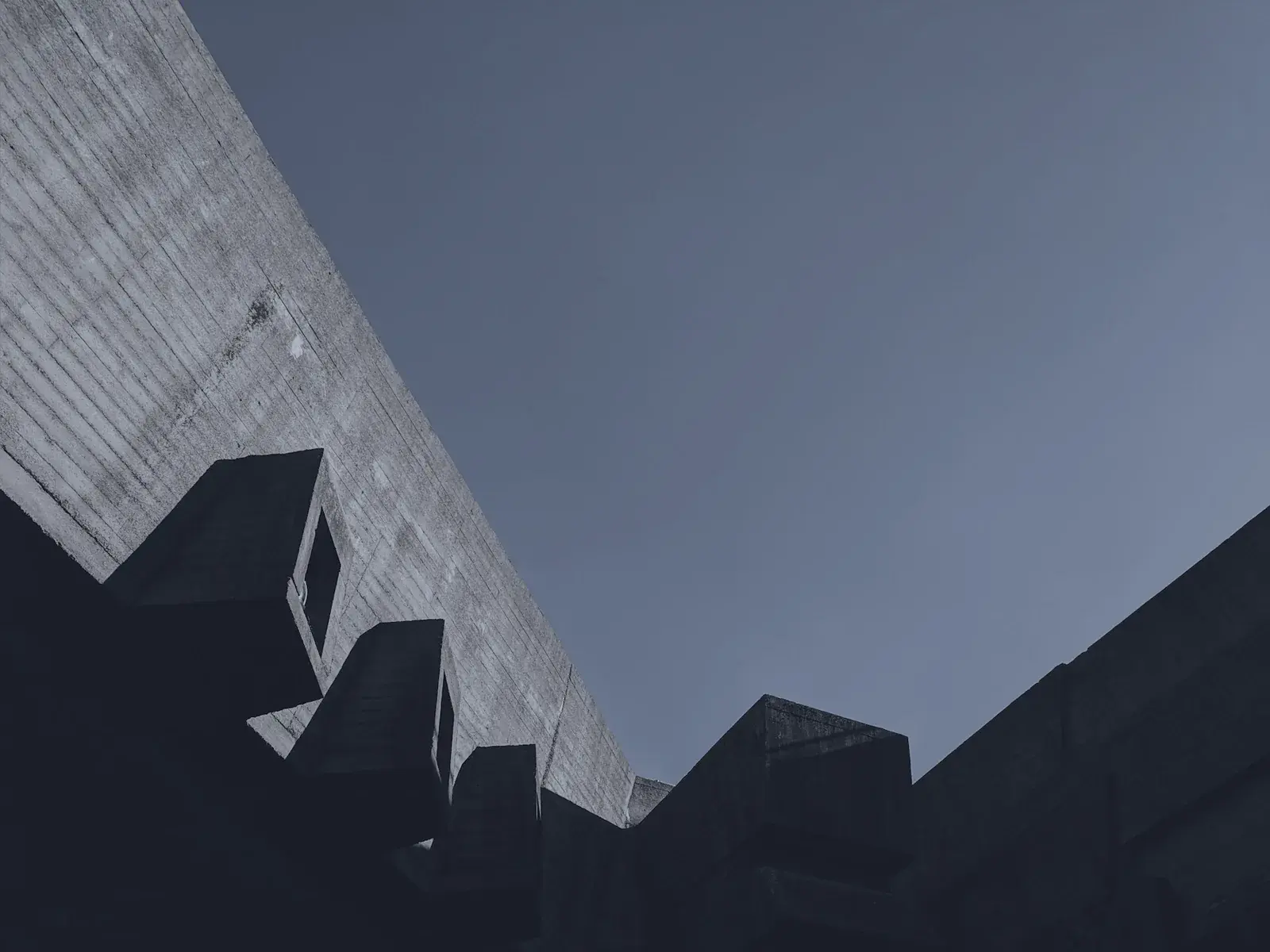 Façade de bâtiment en béton vue en contre-plongée