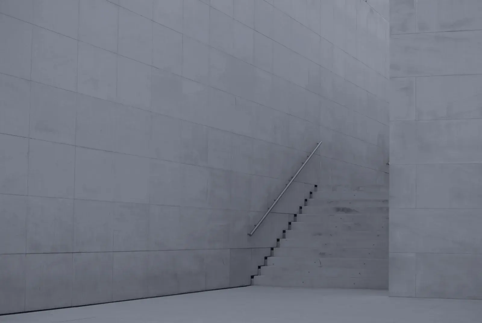 Escalier de béton clair, marches régulières vues de face