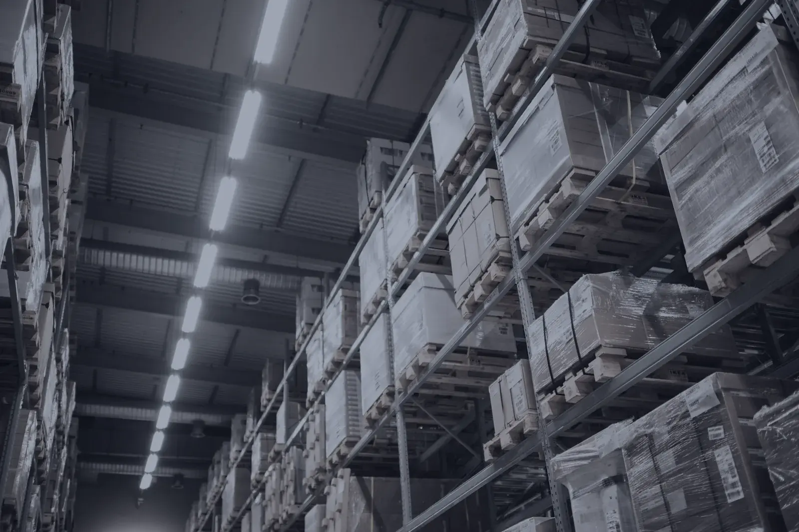 Cartons de préparation de commandes sur des rayonnages