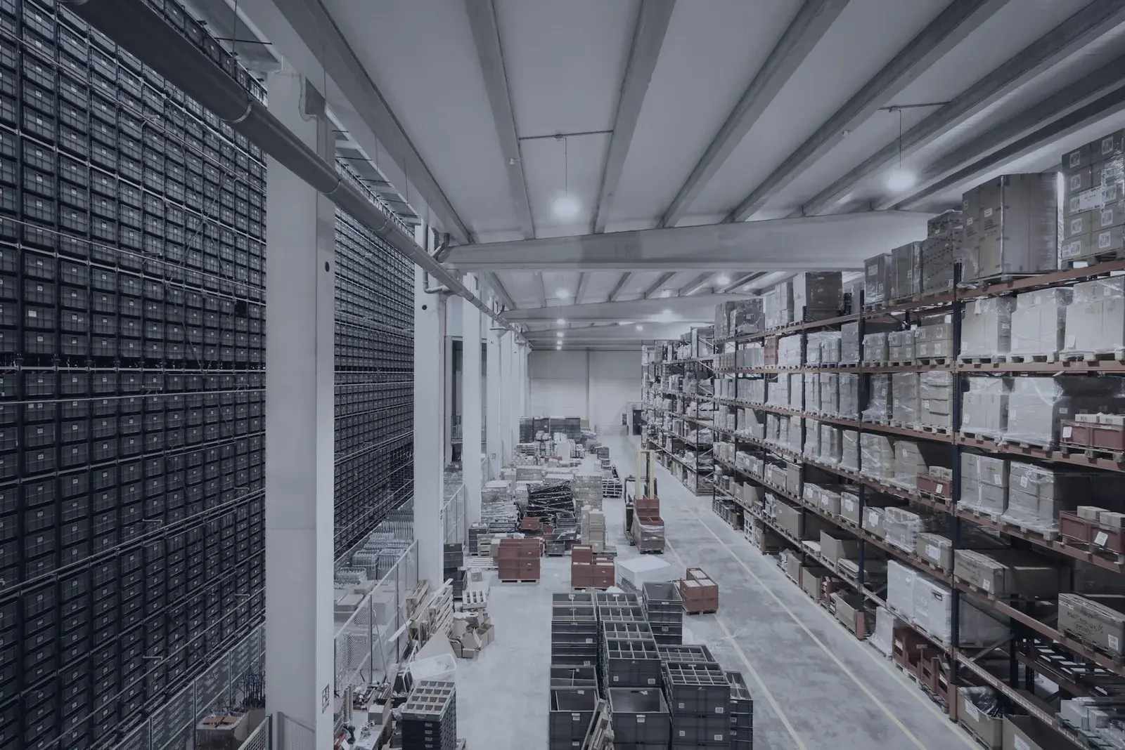 Entrepôt logistique rempli de colis sur plusieurs niveaux