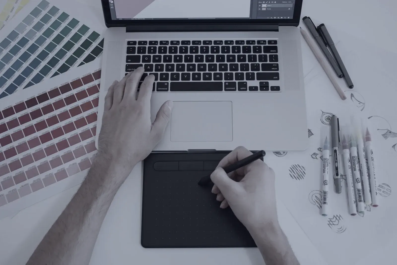 Graphiste travaillant sur tablette avec un nuancier de couleurs