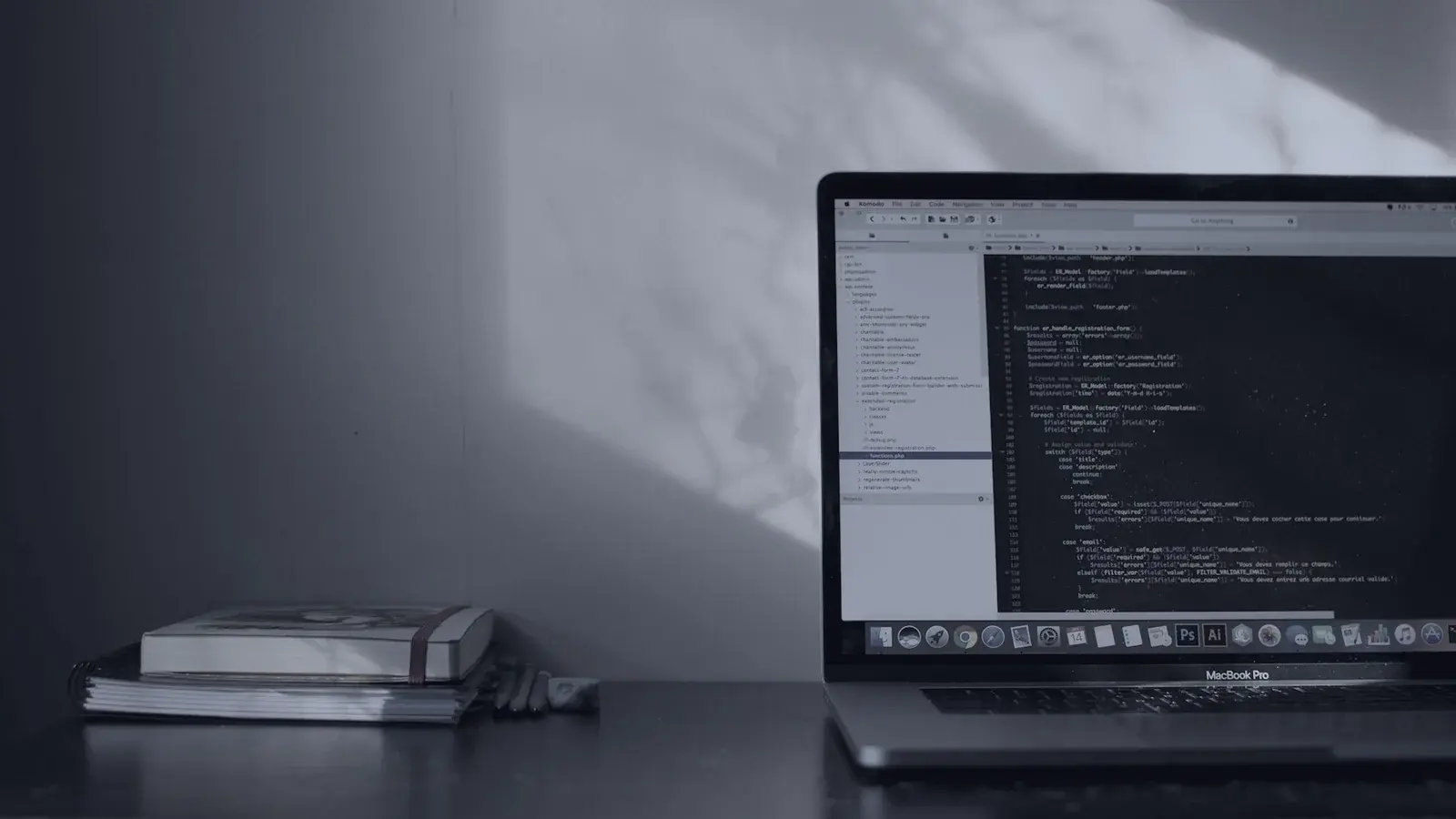 Éditeur de code affiché sur un écran d'ordinateur portable